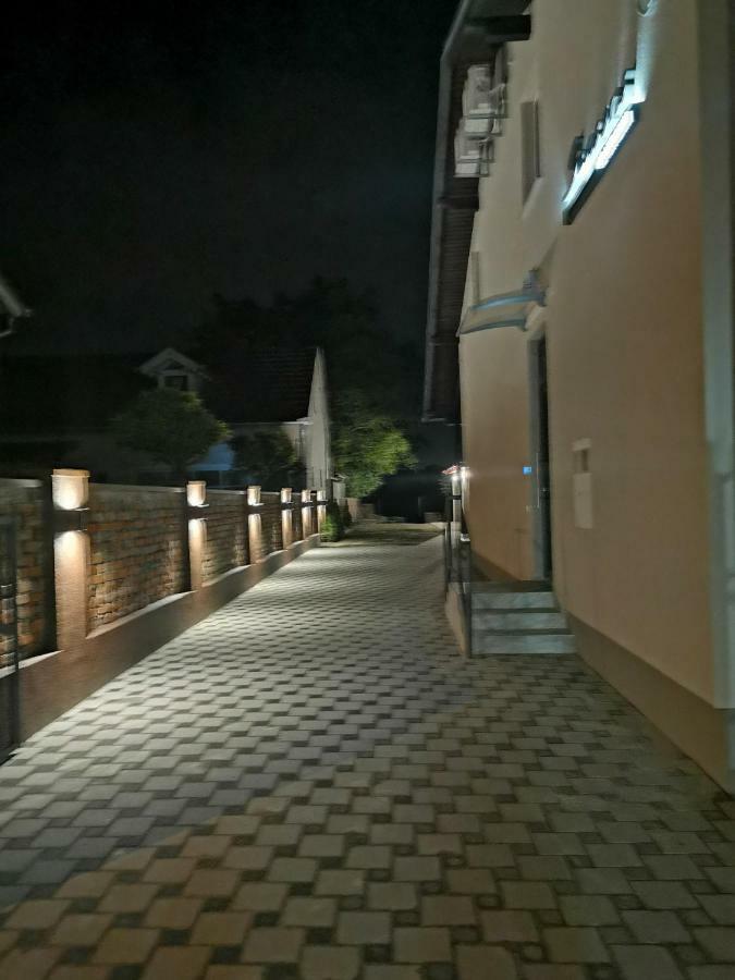 Seasons Apartmani Osijek Exterior photo